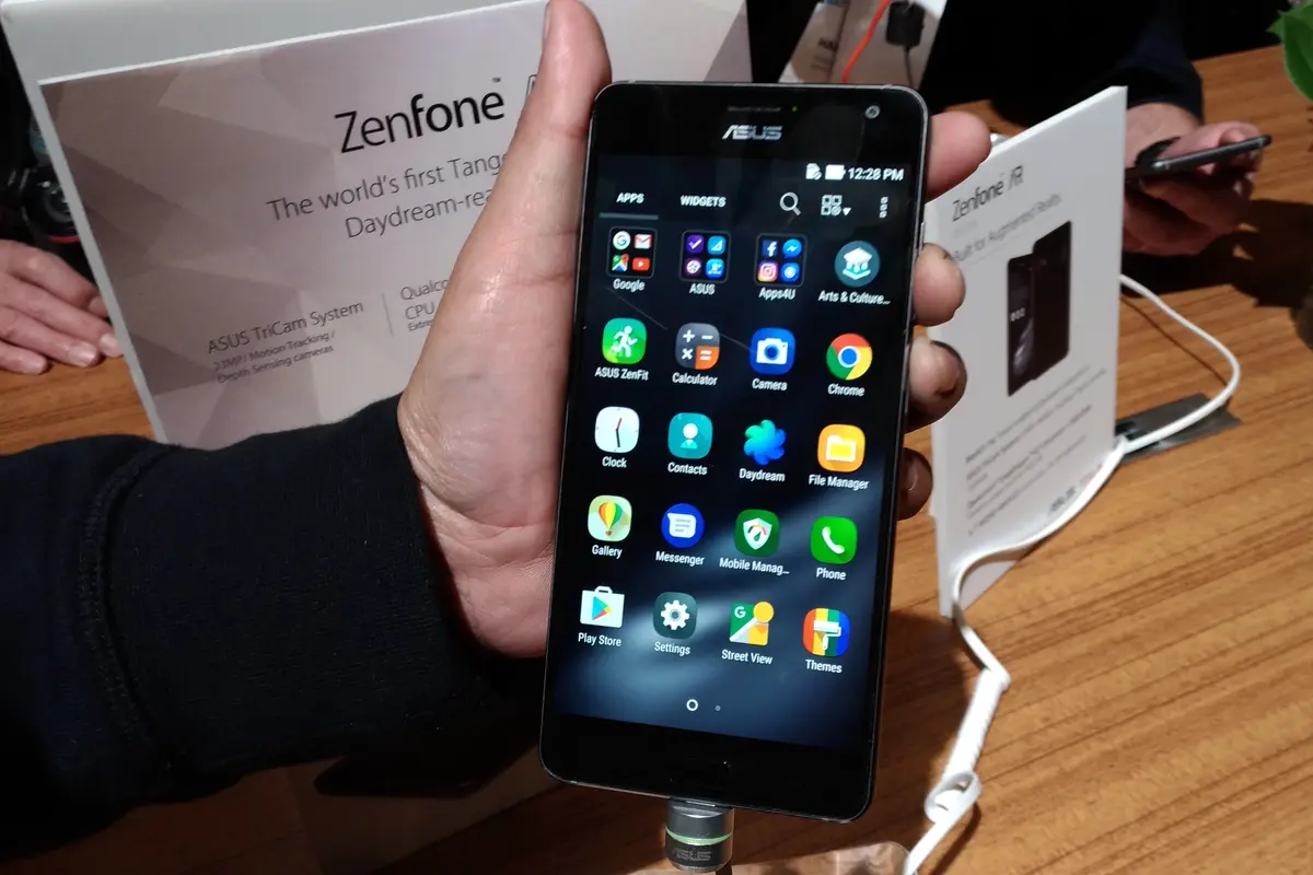 ZenFone AR diklaim sebagai smartphone pertama di dunia yang mendukung teknologi Virtual Reality (VR) dan Augmented Reality (AR) sekaligus. (Liputan6.com/Corry Anestia)