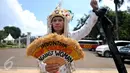 Massa mengenakan kostum saat melakukan long march menuju Istana Presiden, Jakarta, Selasa (8/3). Aksi memperingati Hari Perempuan Internasional ini menuntut pemerintah menegakkan keadilan terhadap perempuan Indonesia. (Liputan6.com/Gempur M Surya)