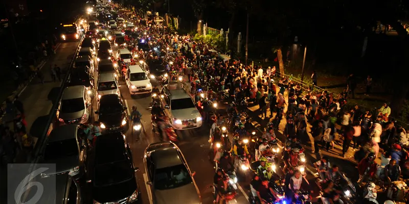 20161231-Usai Perayaan Pergantian Tahun, Jalan Medan Merdeka Barat Macet Parah-Jakarta
