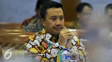 Menteri Pemuda dan Olahraga Imam Nahrawi saat mengikuti rapat kerja dengan Komisi X DPR di Kompleks Parlemen, Jakarta, Rabu (2/3). Rapat membahas Pemaparan perkembangan persiapan Asian Games XVIII Tahun 2018. (Liputan6.com/Johan Tallo)