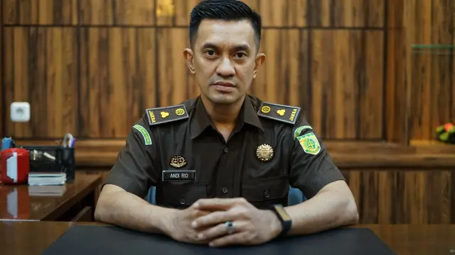Kasi Intel Kejari Depok, Andi Rio Rahmatu menjelaskan terkait dugaan penyelewengan dana Bawaslu Kota Depok. (Humas Kejari Depok)
