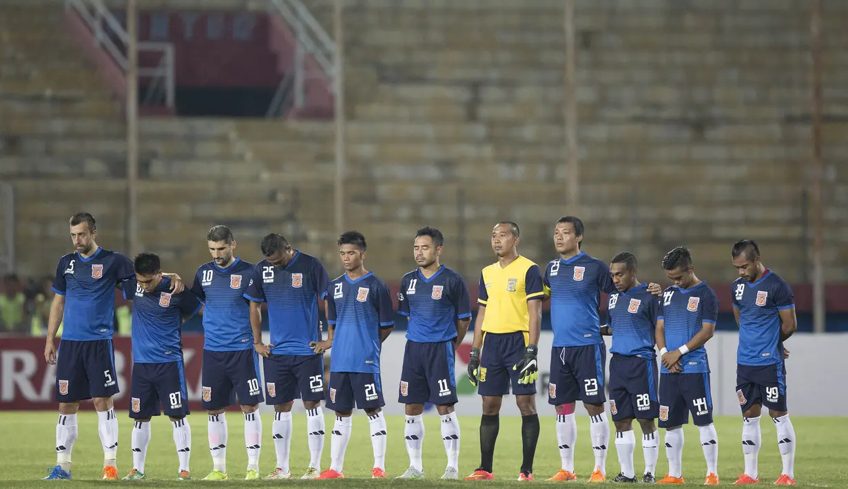 Para pemain PBFC mengheningkan cipta sebagai penghormatan untuk almarhum Sinyo Aliandoe sebelum laga Piala Jenderal Sudirman melawan PS TNI di Gelora Delta Sidoarjo, Jawa Timur, Rabu (18/11/2015). (Bola.com/Vitalis Yogi Trisna)