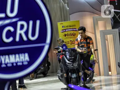 Pengunjung melihat koleksi sepeda motor yang dipamerkan dalam Indonesia International Motor Show (IIMS) 2023 di Jiexpo Kemayoran, Jakarta, Minggu (19/2/2023). Selain mobil, IIMS 2023 yang berlangsung hingga 26 Februari mengangkat tema "Bringing Opportunity for Otomotive Society Together" (BOOST) tersebut menghadirkan sekitar 40 merek produk sepeda motor dengan konsep terbaru. (merdeka.com/Iqbal S. Nugroho)