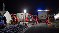 Suasana di lokasi bencana longsor salju di kawasan resort ski di Lech, Austria. (dok. Peter RINDERER / EXPA / AFP)