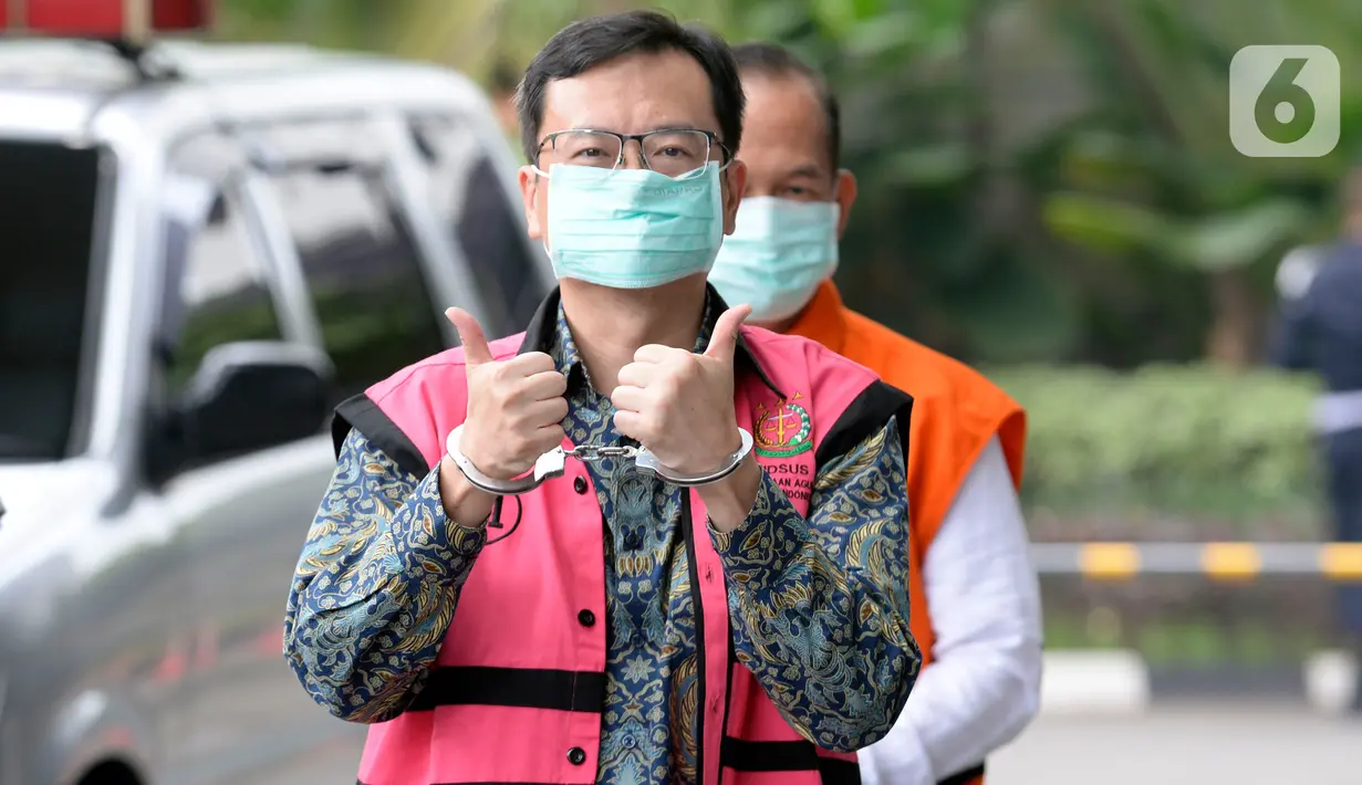 Komisaris PT Hanson International Tbk (MYRX), Benny Tjokrosaputro (kiri) mengacungkan jempol akan menjalani pemeriksaan oleh penyidik di Gedung KPK, Jakarta, Selasa (9/6/2020). Benny Tjokrosaputro diperiksa terkait kasus dugaan korupsi dana investasi PT Asuransi Jiwasraya. (merdeka.com/Dwi Narwoko)