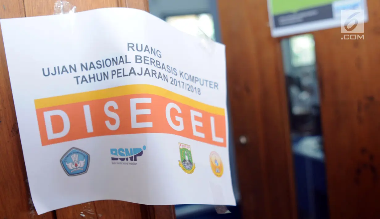 Kertas bertuliskan "Disegel" terpasang di pintu masuk ruangan ujian nasonal berbasis komputer (UNBK) SMA 12 Cilenggang, Serpong, Senin (9/4). UNBK sekolah menengah atas (SMA) dan madrasah aliyah (MA) berlangsung 9-12 April 2018. (Merdeka.com/Arie Basuki)