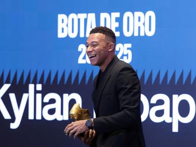 Bomber Real Madrid, Kylian Mbappe, secara resmi menerima trofi Sepatu Emas Eropa 2024/2025 setelah dinobatkan sebagai pencetak gol terbanyak di liga-liga Eropa. (AFP/Oscar Del Pozo)