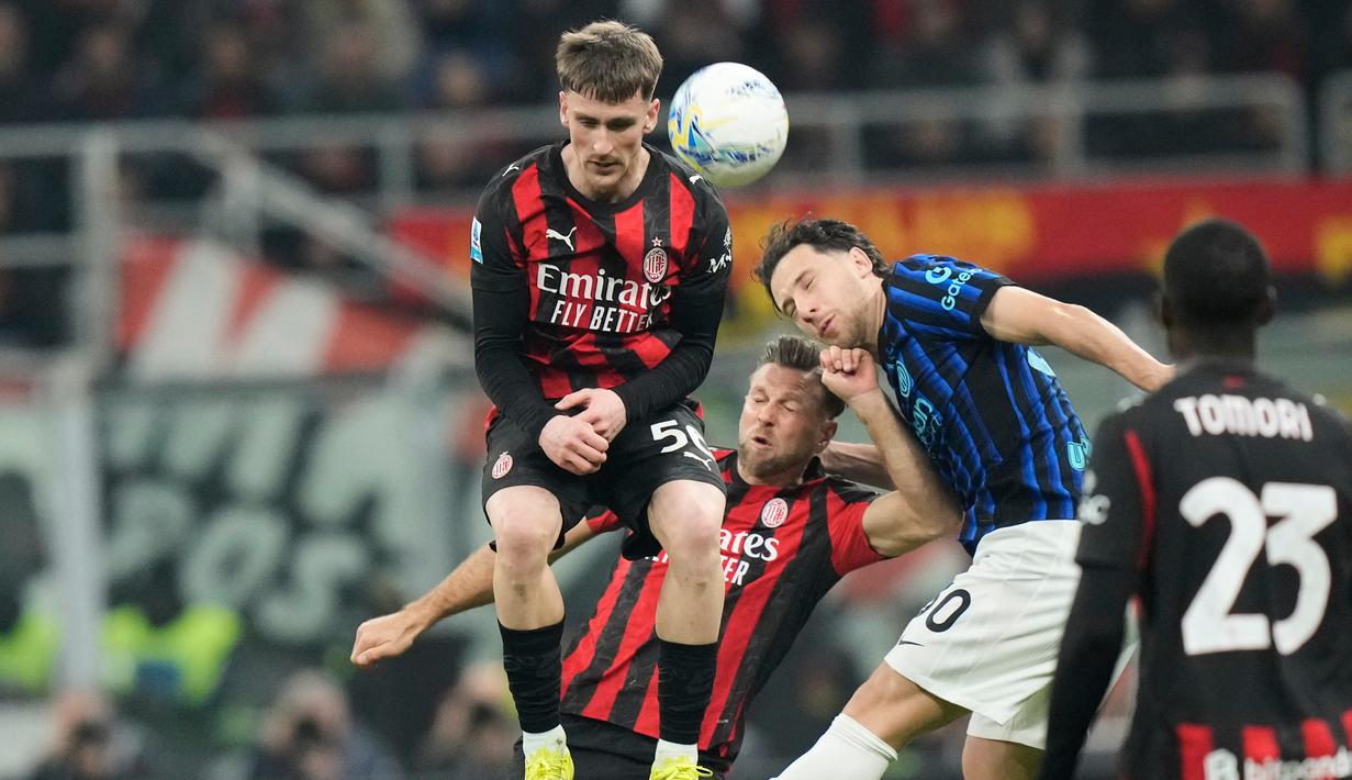 Kemenangan ini membuat Rossoneri, julukan AC Milan, memangkas defisit poin dari Inter Milan menjadi tujuh poin. (AP Photo/Antonio Calanni)
