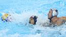 Pemain Polo Air Putra Indonesia, Zaenal Arifin (kiri) berebut bola denganAlexey Shmider (Kazakhstan) pada perempat final Polo Air Putra Asian Games 2018, Stadion Akuatik GBK Jakarta, Kamis (30/8). Indonesia kalah 20-4. (Liputan6.com/Helmi Fithriansyah)