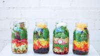Salad dalam mason jar (Foto: popsugar.com)