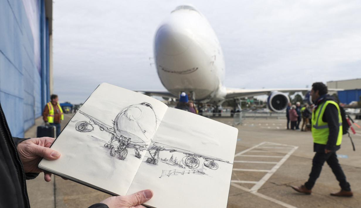 Seniman Jeff Barlow dari departemen kreatif Boeing memamerkan sketsa pesawat Boeing 747 terakhir dalam sebuah upacara untuk menandai pengirimannya, di Boeing Future of Flight Museum di Everett, Washington, pada 31 Januari 2023. Boeing mengirimkan pesawat seri 747 terakhir mereka ke Atlas Air, Selasa sore. (Jason Redmond / AFP)