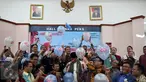 Menkominfo Rudiantara bersama Ketua Dewan Pers, Yosep Adi Prasetyo, Ketua Presedium AMSI, Wenseslaus Manggut serta pengurus dan anggota AMSI saat mendeklarasikan Resmi Asosiasi Media Siber Indonesia, Jakarta, Selasa (18/4). (Liputan6.com/Johan Tallo)