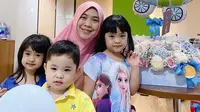 Oki Setiana Dewi Ajarkan Anak-Anak untuk Mendoakan Sang Adik yang Masih Dirawat