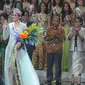 Miss Universe 2014, Paulina Vega (kiri) bersama Puteri Indonesia 2015 Anindya Kusuma Putri berfoto bersama usai pemilihan kontes kecantikan yang diselenggarakan di JCC, Jumat (20/2). (Liputan6.com/Herman Zakharia)