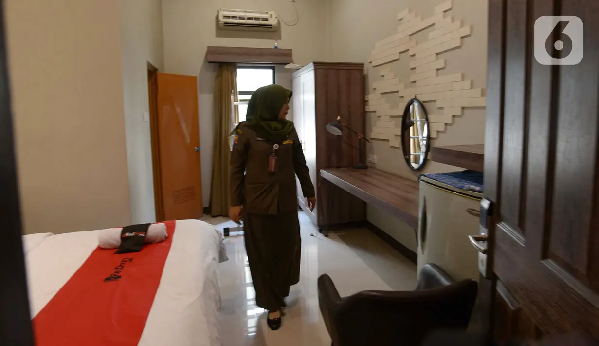Petugas Satpol PP memeriksa kamar saat razia pendataan izin penginapan berbasis aplikasi dan rumah kos di Kelurahan Palmerah, Jakarta Barat, Jumat (25/10/2019). Kegiatan ini untuk mendata usaha rumah yang  dijadikan kos-kosan beraplikasi online serta izin rumah untuk usaha. (merdeka.com/Imam Buhori)