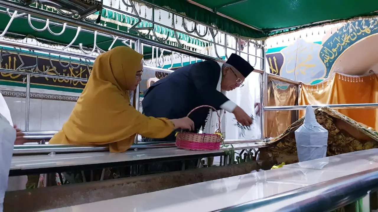 Ma'ruf Amin berziarah ke makam Syekh Yusuf Al Makassari Al Bantani, di Makassar. (Putu Merta Surya Putra/Liputan6.com)