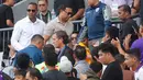 Kluivert dan para asistennya memantau partai Persita melawan Persik sampai menit ke-75. (Bola.com/M Iqbal Ichsan)