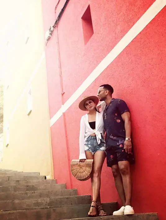 “Anniversa-date. Menikah 4 tahun. Bertemu pada 11 tahun yang lalu. Aku mencintai wanita ini sangat dalam,” tulis John Legend. (Instagram/johnlegend)