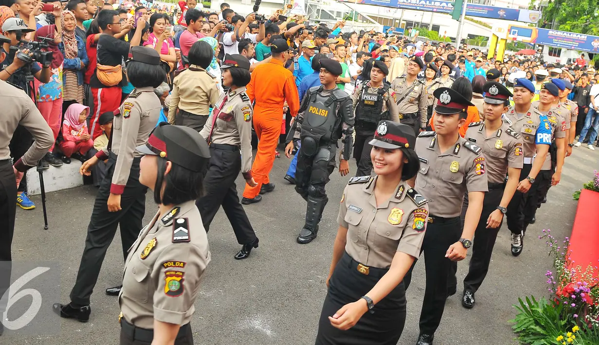 Sejumlah anggota POLRI dari berbagai kesatuan melakukan parade busana POLRI ditengah pengunjung car free day di Bunderan HI, jakarta (2/5). Kegiatan ini menarik perhatiaan para warga yang sedang menikmati car free day. (Liputan6.com/Angga Yuniar)