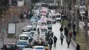Sejumlah orang berjalan melewati ambulan yang dikerahkan ke lokasi ledakan di luar sebuah pengadilan di kota Izmir, wilayah barat Turki, Kamis (5/1). Paramedis langsung diterjunkan ke lokasi dan merawat para korban yang terluka. (AFP PHOTO/Emre TAZEGUL)