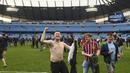 Fans Manchester City menikmati suasana lapangan dengan bertelanjang dada usai laga Manchester City melawan Swansea City pada lanjutan Premier League di Etihad Stadium, Manchester, (22/4/2018). Manchester City menang 5-0. (AFP/Oli Scarff)