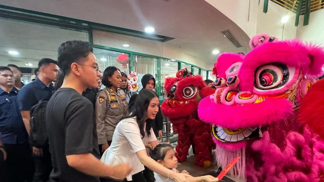 Wakil Presiden (Wapres) Gibran Rakabuming Raka mendatangi Pasar Atom, Surabaya, pada Selasa (28/01/2025).