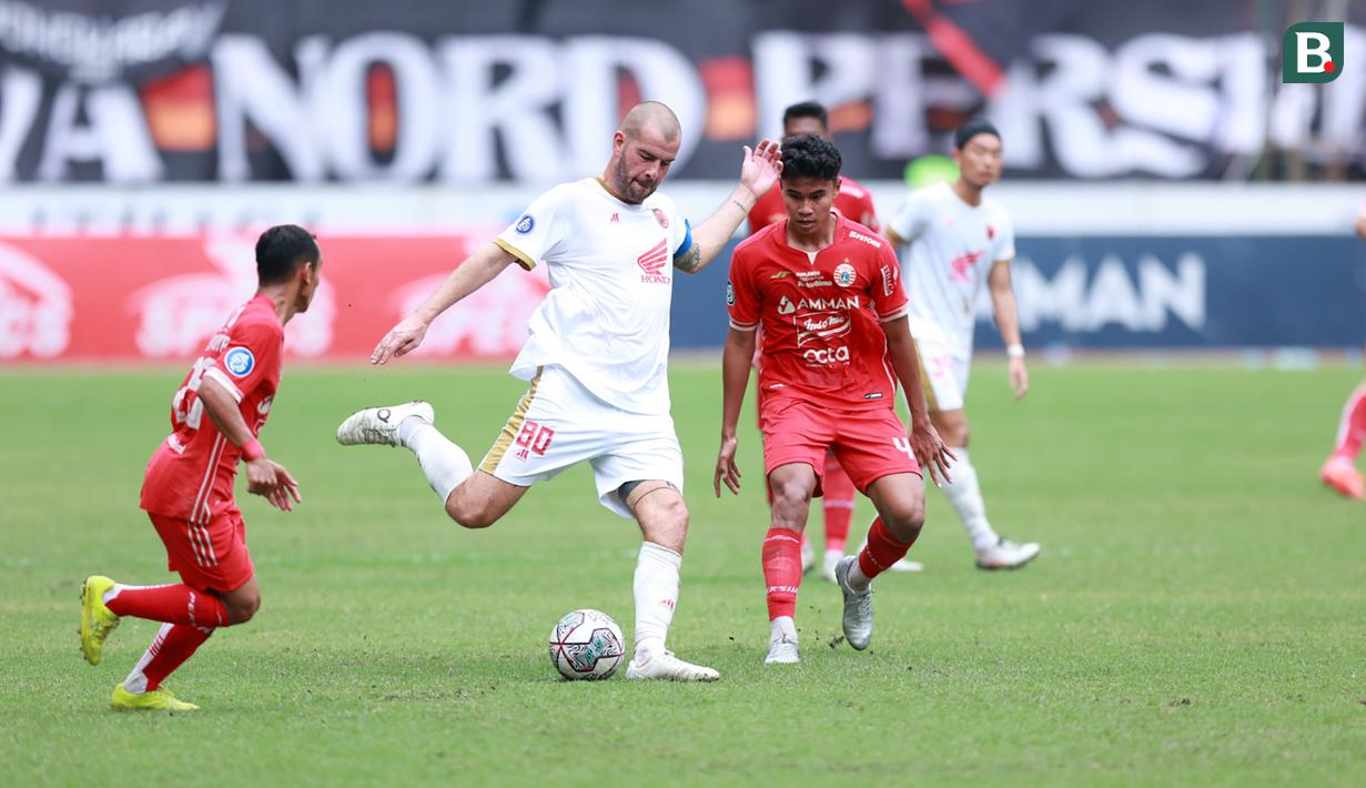 <p>Pemain PSM Makassar, Wiljan Pluim (tengah) melepaskan tendangan dibayangi pemain Persija Jakarta, Muhammad Ferarri dalam laga lanjutan BRI Liga 1 2022/2023 di Stadion Patriot Candrabhaga, Bekasi, Rabu (25/1/2023) sore WIB. (Bola.com/M Iqbal Ichsan)</p>