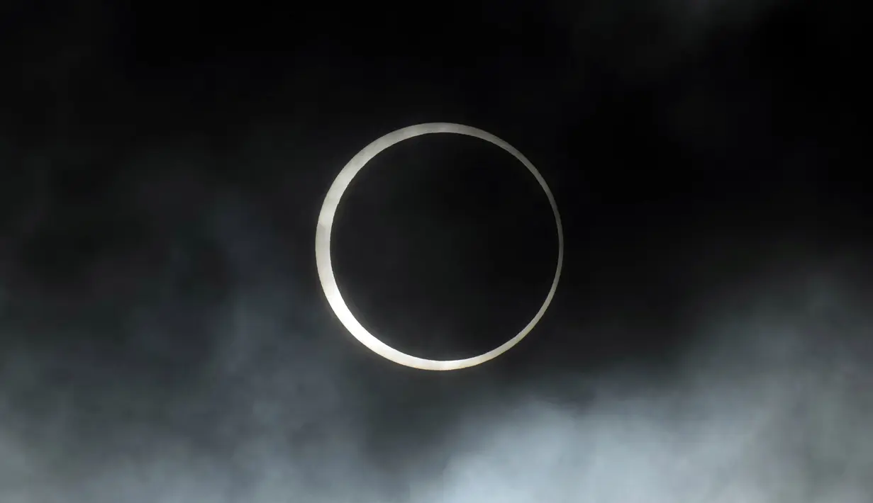 Bulan melintas di depan matahari selama gerhana matahari total di Puerto San Julian, provinsi Santa Cruz, Argentina, pada tanggal 2 Oktober 2024. (Juan MABROMATA/AFP)