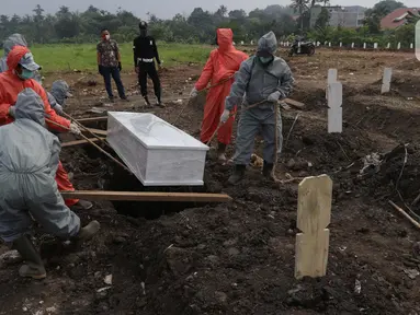 Petugas melakukan pemakaman jenazah dengan protokol Covid-19 di TPU Srengseng Sawah Dua, Jakarta, Kamis (18/3/2021). Dinkes DKI Jakarta mencatat penambahan kasus kematian akibat Covid-19 pada Maret 2021 berada diatas 40 atau meningkat dari 1,6 menjadi 1,7 persen. (Liputan6.com/Helmi Fithriansyah)