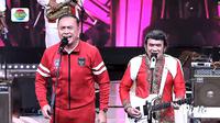 Ketua umum PSSI, Mochamad Iriawan bernyanyi bersama Rhoma Irama pada kegiatan Konser 17an Indonesia Juara di&nbsp;studio 5 Indosiar, Jakarta, Rabu (17/08/2022). (Tangkapan layar Vidio.com)