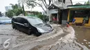 Sejumlah mobil berusaha menerobos banjir di kawasan Kemang Utara, Jakarta Selatan, Rabu (20/7). Akibat intensitas hujan deras yang mengguyur Jakarta, sejumlah ruas jalan tergenang air. (Liputan6.com/Yoppy Renato)