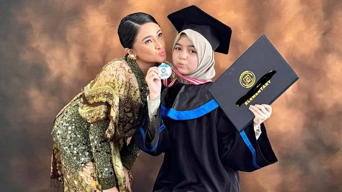 Pesona Gaya Marshanda Hadiri Wisuda Sienna, Tampil Menawan dengan Styling Batik