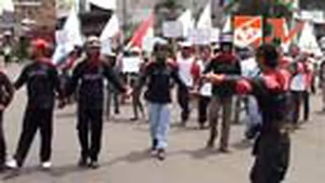 Ratusan Buruh Blokade Jalan