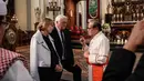 Presiden Jerman Frank-Walter Steinmeier (tengah) dan Ibu Negara Elke Buedenbender (kiri) dipandu oleh Kardinal Ignatius Suharyo Hardjoatmodjo, Uskup Agung Jakarta, saat berkunjung ke Katedral Jakarta, Senin 15 Juni 2026. (Yasuyoshi Chiba/AFP)