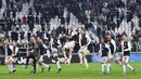 Para pemain Juventus berselebrasi usai bertanding melawan Udinese pada pertandingan lanjutan Liga Serie A Italia di Stadion Allianz di Turin (15/12/2019). Juventus menang 3-1 atas Udinese. (Alessandro Di Marco / ANSA via AP)