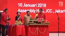Ketua Umum PDIP, Megawati Soekarnoputri memberi sambutan sebelum memotong tumpeng disaksikan Presiden Joko Widodo dan Wapres Jusuf Kalla selama acara HUT PDIP ke -45 di Jakarta Convention Center, Rabu (10/1). (Liputan6.com/Angga Yuniar)