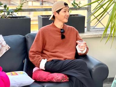Kabar terkait pernikahan Song Joong Ki dan Katy Louise menjadi sorotan banyak netizen di media sosial. Aktor 37 tahun ini pun mengumumkan secara pribadi terkait kabar tersebut. (Liputan6.com/IG/@hi_songjoongki)