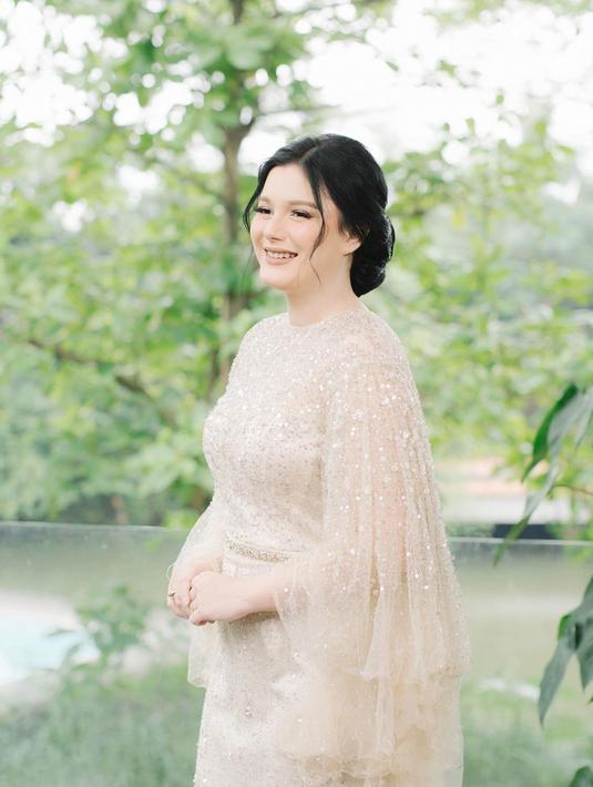 Rambutnya ditata up-do hingga menambah kesan elegan dan keibuan dalam dirinya. Meski tubuhnya belum sepenuhnya kembali seperti semula, namun penampilannya tetap ideal. Perutnya sudah terlihat lebih langsing dalam waktu 14 hari setelah melahirkan. (Liputan6.com/IG/@jnbphotographyofficial)