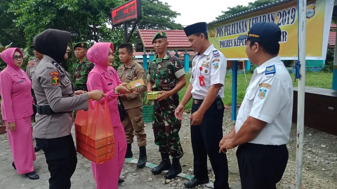 Emak-emak Bhayangkari berbagi takjil berbuka kepada para petugas yang melaksanakan operasi ketupat 2019 di Kepulauan Selayar (Liputan6.com/ Eka Hakim)