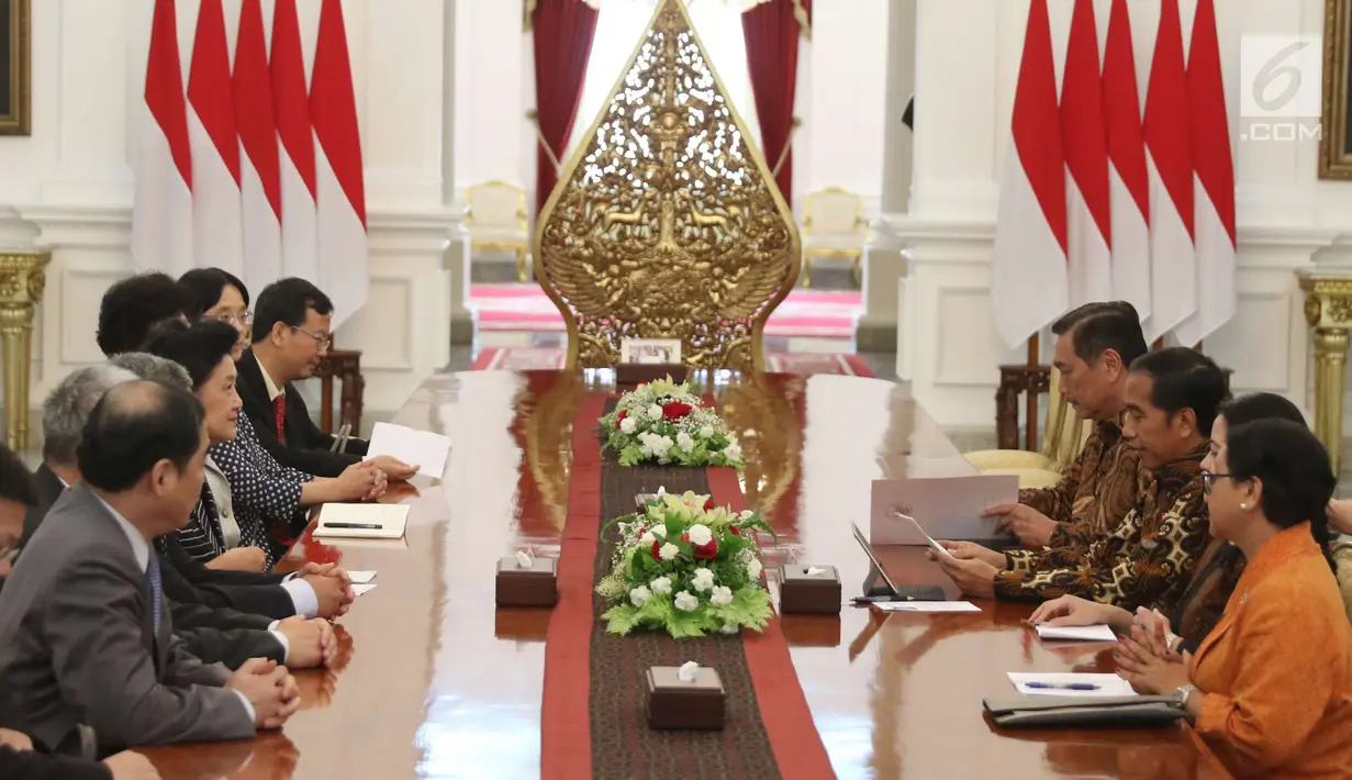Presiden Jokowi dan Wakil Perdana Menteri Tiongkok Liu Yandong beserta delegasi menggelar pertemuan di meja oval Istana Merdeka, Jakarta, Rabu (29/11). Dalam pertemuan itu Jokowi didampingi sejumlah menteri Kabinet Kerja. (Liputan6.com/Angga Yuniar)