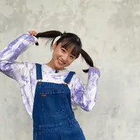 Padu padan denim jumper dan sweater bikin tampilan Haruka terlihat lebih imut. @haruuuu_chan.