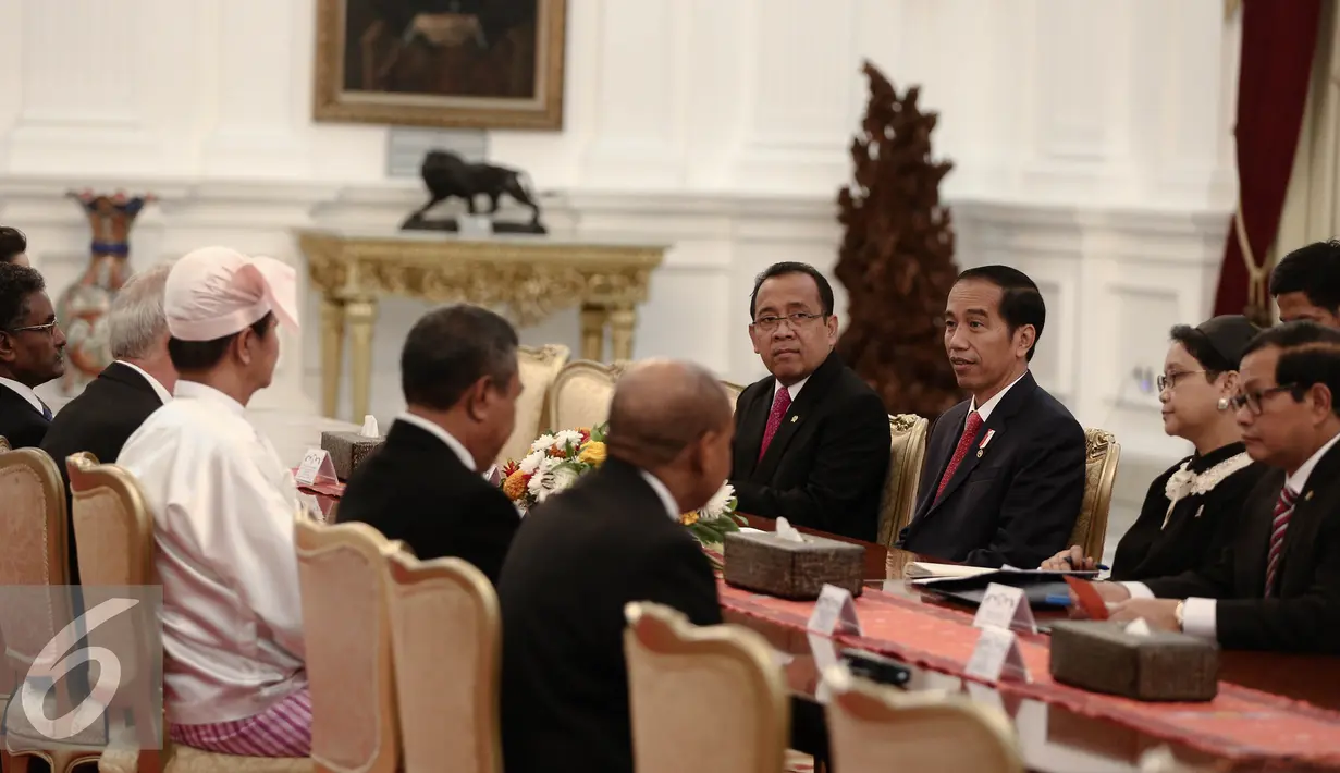Presiden Joko Widodo melangsungkan pertemuan dengan 8 Dubes LBPP di Istana Merdeka, Jakarta, Selasa (31/5). (Liputan6.com/Faizal Fanani)