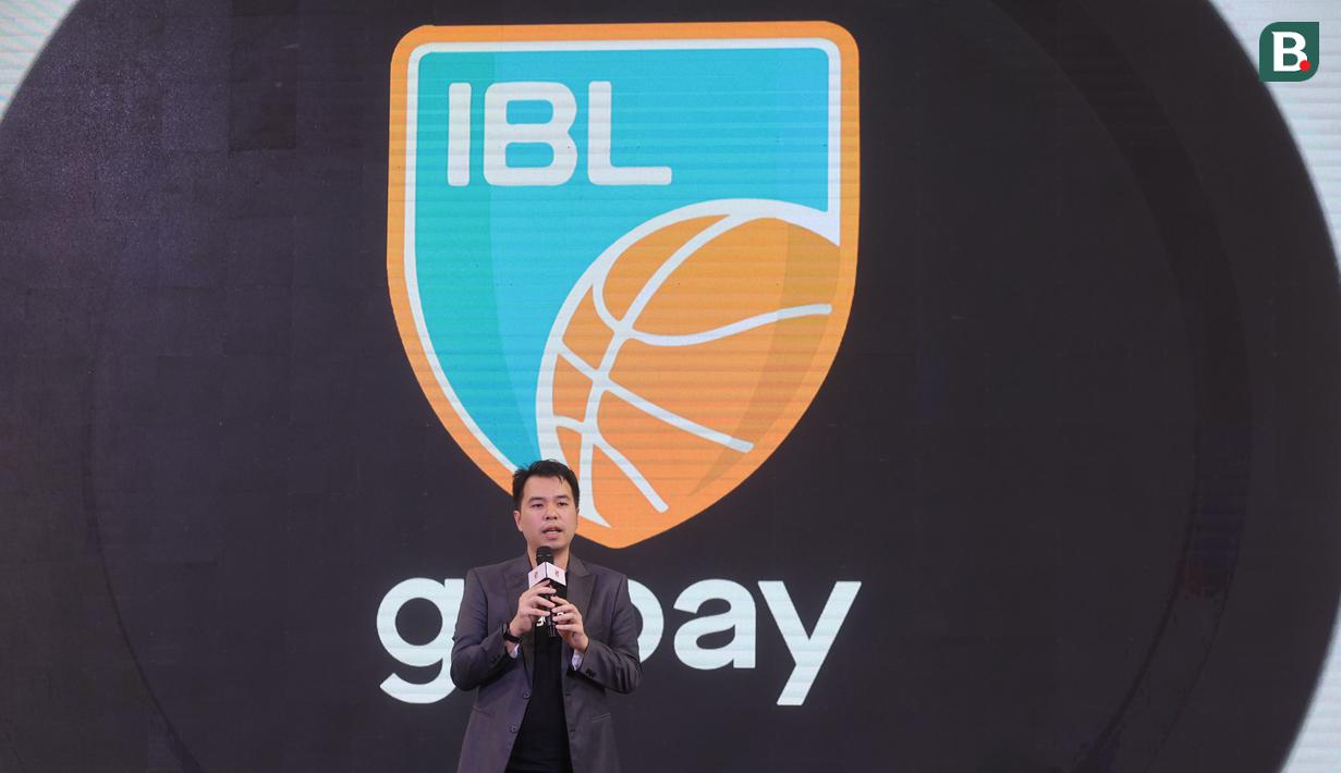 Head of GoPay Wallet, Kelvin Timotius memberikan sambutan dalam acara Media Day IBL 2025 di KYZN Kuningan, Jakarta Selatan, Kamis siang (12/12/2024). (Bola.com/M Iqbal Ichsan)