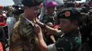 Panglima TNI Jenderal TNI Moeldoko saat memberikan baret TNI berwarna hitam dan brevet berwarna emas, Surabaya, (6/10/14). (Liputan6.com/Johan Tallo)