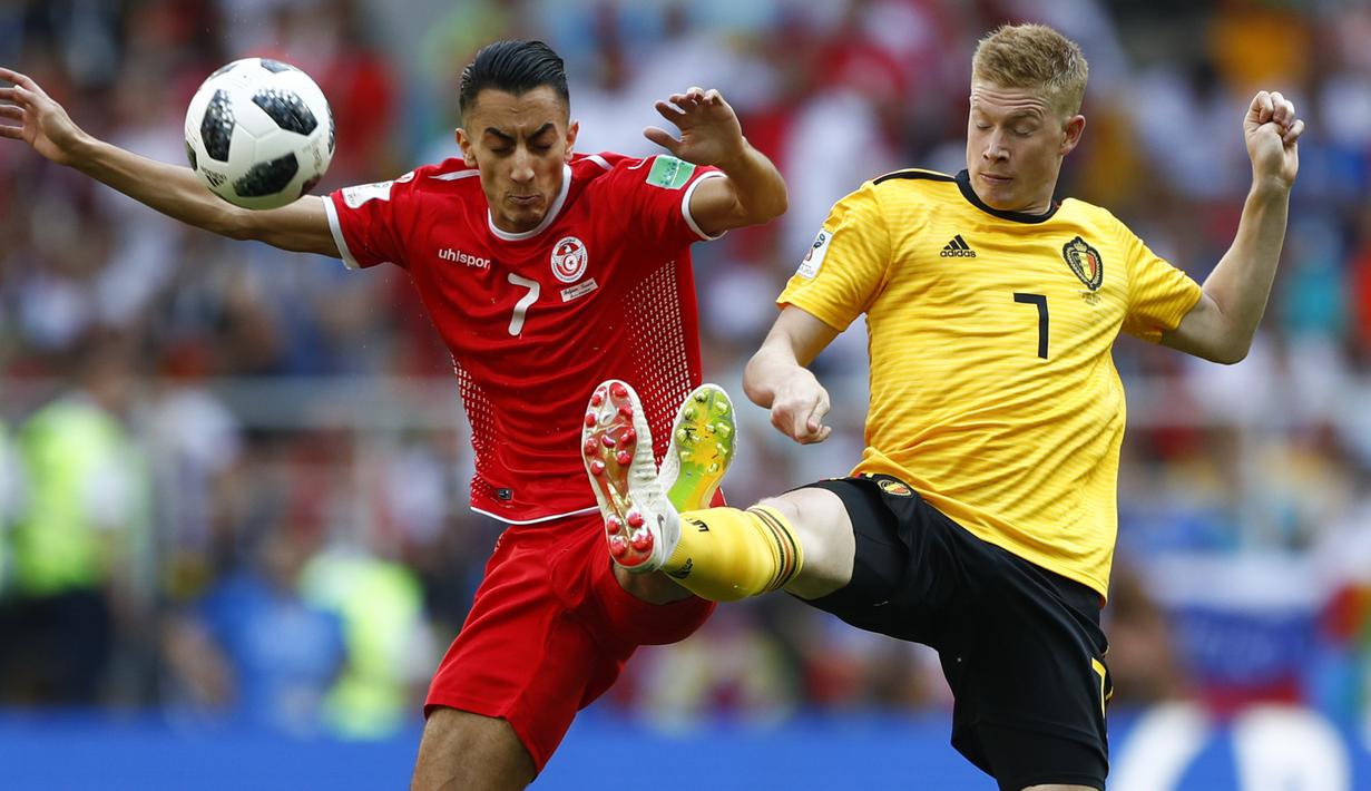 Gelandang Belgia, Kevin De Bruyne, berebut bola dengan gelandang Tunisia, Saifeddine Khaoui, pada laga grup G Piala Dunia di Stadion Spartak, Moskow, Sabtu (23/6/2018). Belgia menang 5-2 atas Tunisia. (AP/Matthias Schrader)