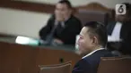 Mantan Anggota Komisi VI DPR, I Nyoman Dhamantra mendengarkan pembacaan dakwaan saat sidang di Pengadilan Tipikor, Jakarta, Selasa (31/12/2019). I Nyoman Dhamantra menjalani sidang perdana dengan agenda pembacaan dakwaan terkait kasus suap pengurusan impor bawang putih. (Liputan6.com/Faizal Fanani)