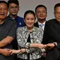 Pemimpin partai Pheu Thai, Paetongtarn Shinawatra (tengah depan) atau yang dikenal dengan nama panggilan “Ung Ing” dinobatkan sebagai calon perdana menteri Thailand berikutnya di Shinawatra Tower, Bangkok, 15 Agustus 2024. (Lillian SUWANRUMPHA/AFP)