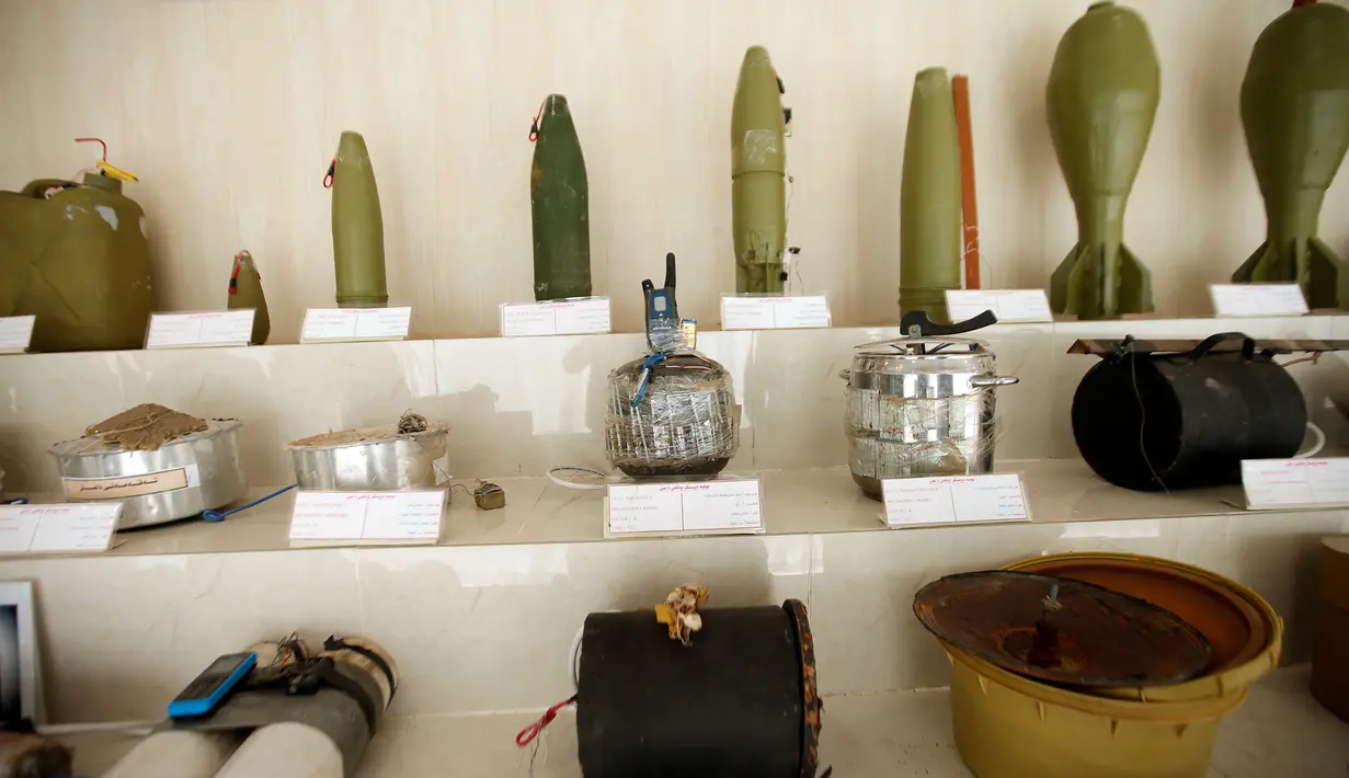 Deretan mortir dan macam-macam bom yang diciptakan ISIS dipamerkan di sebuah museum di Erbil, Irak, 12 Mei 2019. Museum itu memamerkan memorabilia perang dan benda-benda yang berhasil direbut dalam pertempuran dengan ISIS. (REUTERS/Azad Lashkari)