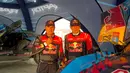 Pembalap Ford M-Sport, Carlos Sainz (kiri) dan co-driver Lucas Cruz tengah mempersiapkan mobilnya pada Rabu (01/01/2025) waktu setempat di Bisha, Arab Saudi. Ajang tersebut akan berlangsung pada 3 hingga 17 Januari 2025. (AFP/Valery Hache)