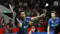 Pebulu tangkis, Tontowi Ahmad berusaha mengembalikan bola pukulan pasangan China, Zheng Siwei/Huang Yaqiong pada final Indonesia Masters 2018, Jakarta, Minggu (28/1). Owi/Butet kalah 21-14 dan 21-11. (Lipuatan6.com/Angga Yuniar)
